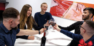 Die fünf Azubis bei der Hommel+Keller Präzisionswerkzeuge GmbH in Aldingen schlossen dank Teamwork dieses herausfordernde Projekt erfolgreich ab