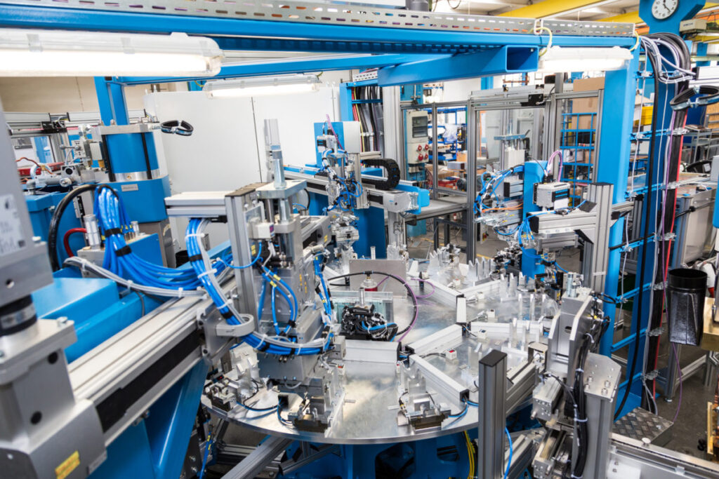 Um die Schweißrohverbinder in unterschiedlichen Querschnitten und Längen wiederholgenau in kürzester Zeit und hohen Stückzahlen herzustellen, hat DALEX einen 16- Stationen-Rundtaktmontageautomat konstruiert, der genau auf die Anforderungen zugeschnitten ist.