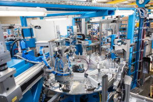 Um die Schweißrohverbinder in unterschiedlichen Querschnitten und Längen wiederholgenau in kürzester Zeit und hohen Stückzahlen herzustellen, hat DALEX einen 16- Stationen-Rundtaktmontageautomat konstruiert, der genau auf die Anforderungen zugeschnitten ist.