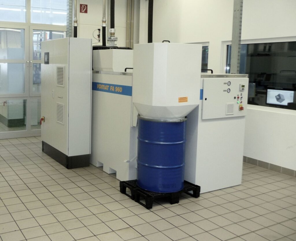 Beim Schleifen von HM- und HSS-Werkzeugen in großindustriellen Dimensionen lohnen sich Großfilter- beziehungsweise Zentralanlagen von VOMAT zum Reinigen verschmutzter Schleiföle.