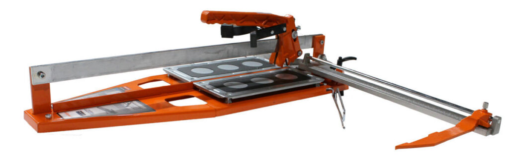 Die Fliesenschneider CTM 640 und CTM 935 mit der Schienenführung 38 × 8 mm sind mit einem einstellbaren Winkelanschlag 0-45° für gerades und diagonales Schneiden ausgerüstet.