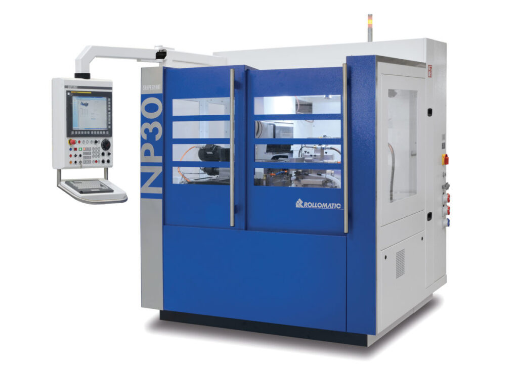 Die Rundschleifmaschine NP30 von Rollomatic unter-stützt Werkzeughersteller mittels bekannter Schälschleifmethode bei gleichzeitigem Einsatz der Schrupp- und Schlichtscheibe bei der Bearbeitung von Rohlingen.