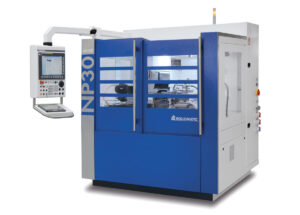 Die Rundschleifmaschine NP30 von Rollomatic unter-stützt Werkzeughersteller mittels bekannter Schälschleifmethode bei gleichzeitigem Einsatz der Schrupp- und Schlichtscheibe bei der Bearbeitung von Rohlingen.