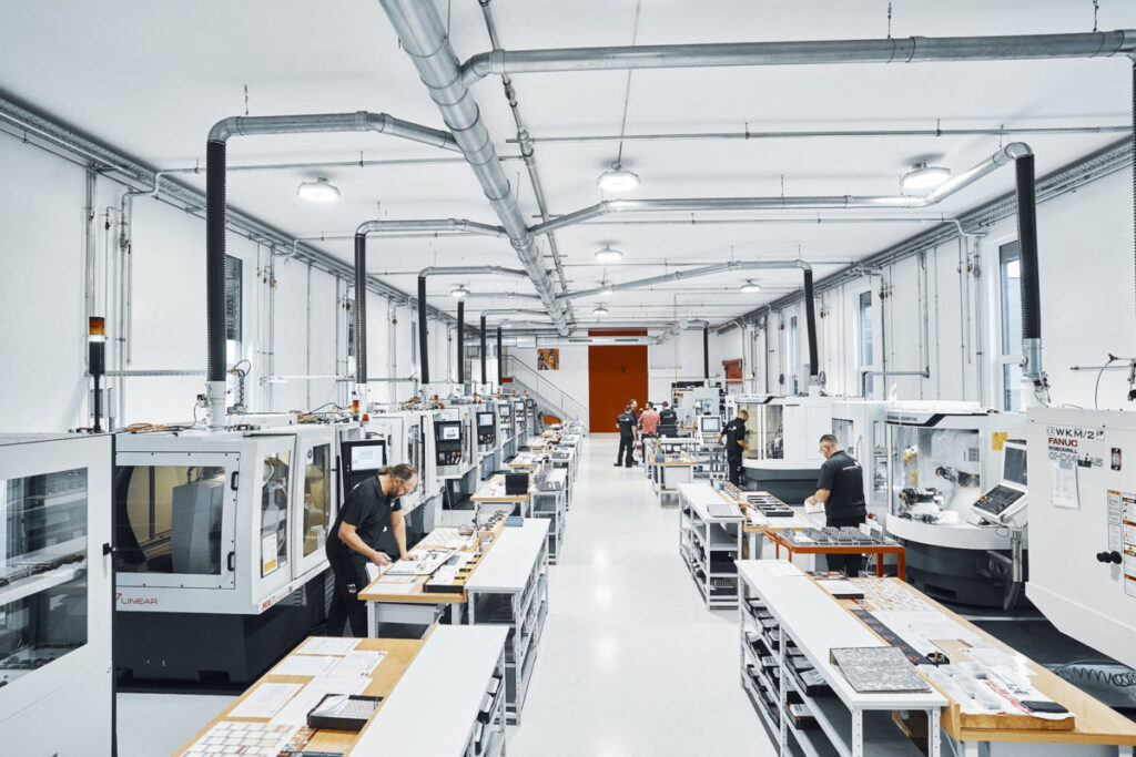 In den neu erweiterten Produktionshallen fertigt Nachreiner an modernsten Maschinen und mit speziell ausgebildeten Fachkräften.