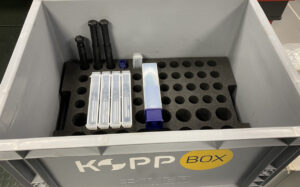 In stoßgeschützten Transportboxen werden die Werk-zeuge von Kopp abgeholt und nach dem Be-arbeiten bzw. Nachschleifen wieder angeliefert.