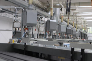 Am Standort in Bielefeld wur-den sämtliche Maschinen mit der Flammensperre ausgestat-tet. Die Aufrüstung aller Anla-gen erfolgte schnell und prob-lemlos. Nun ist die Böllhoff Pro-duktion GmbH bestmöglich vor eventuellen Bränden geschützt.