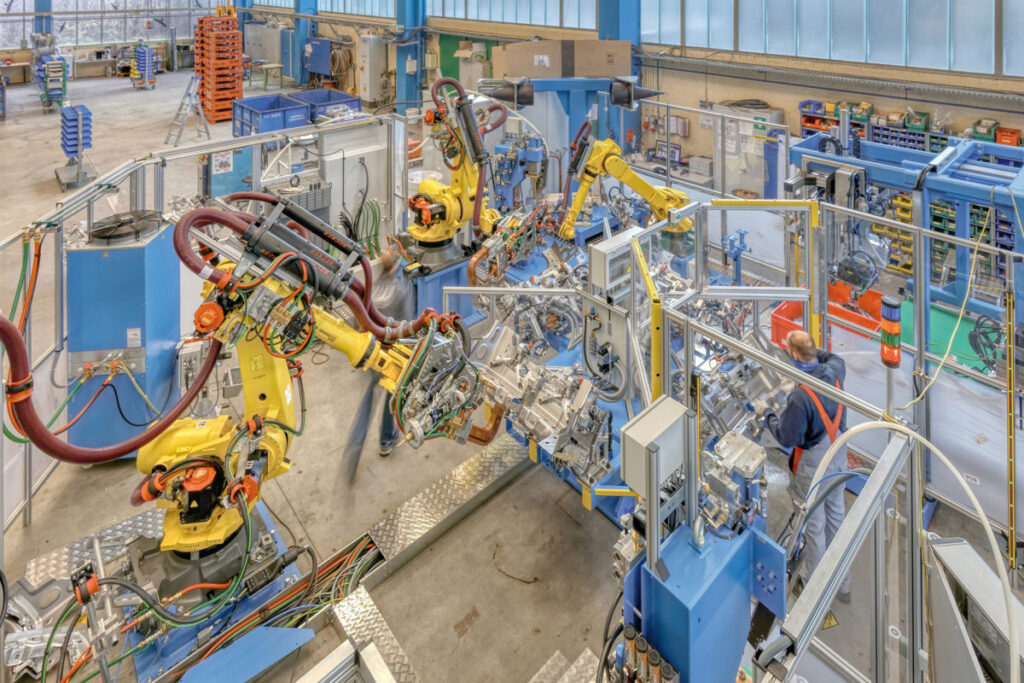 DALEX entwickelte und konstruierte für WMU eine komplexe Sonderschweißanlage mit Drehtisch und Robotern zum automatisierten Punktschweißen, Kleben und Mutternschweißen von Bauteilen mit anschließenden Prüf-, Mess- und Markierprozessen.