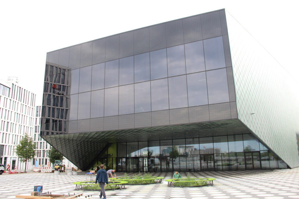 Das neue Innovationszentrum Futurium gewährt Einblicke in die Welt von morgen und besticht dabei durch seine äußere Form.