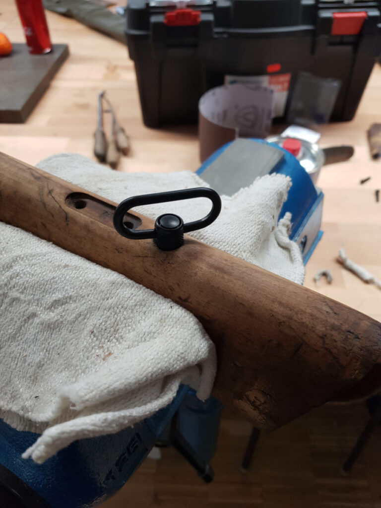 In den Schaft eines Schwedenmausers wurde die große Variante des Riemenbügels eingebaut, damit der sehr breite Riemen durch die Öse passt.