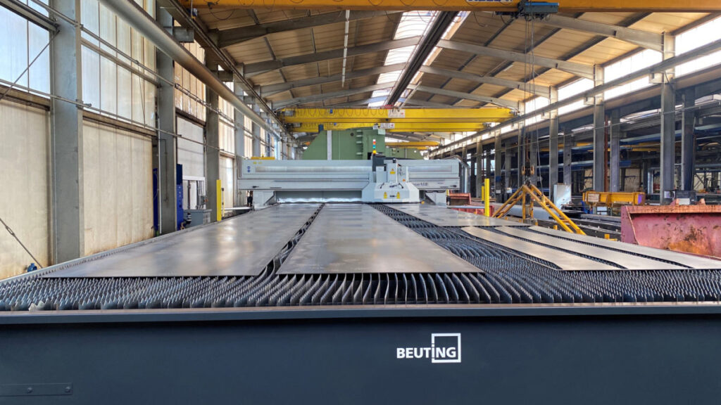 Die LaserMat® II bietet Klostermann genau die passende Lösung für die Bearbeitung von sehr großen und schweren Blechen, die die Stahlexperten gesucht hatten.