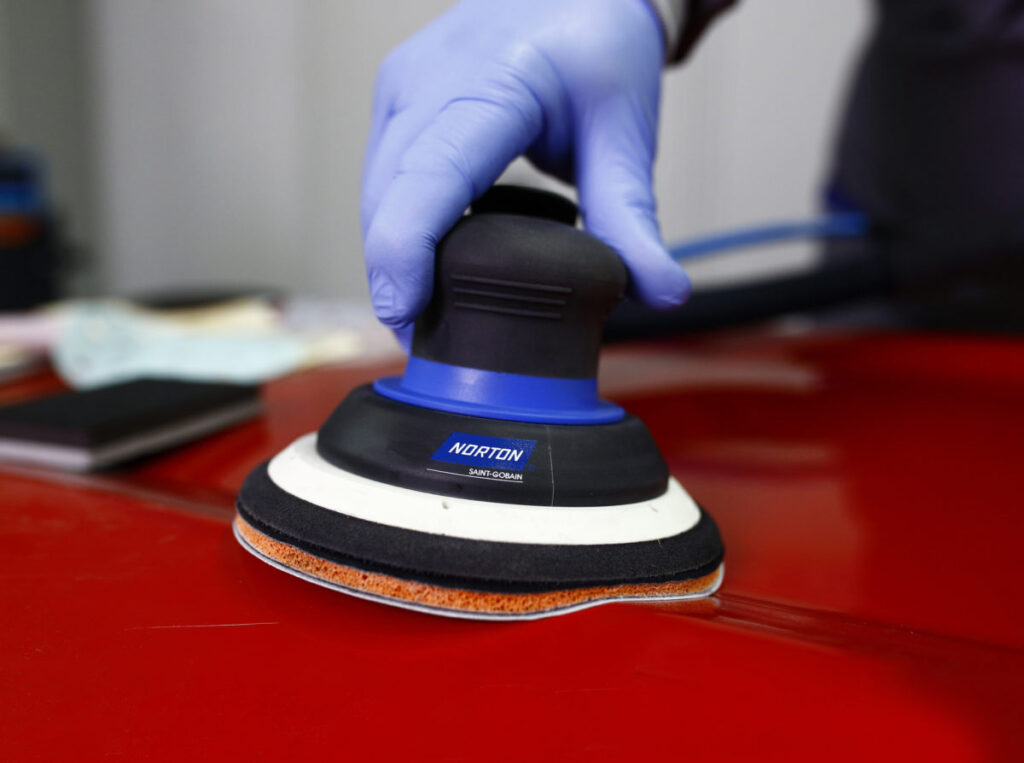 Norton SuperFlexible Film Q775 ist ein neues Sortiment an höchst flexiblen Folienschleifmitteln. Dazu bietet das Q775-Produktsortiment die hohe Schleifleistung eines herkömmlichen Schleifmittels kombiniert mit der hervorragenden Anpassungsfähigkeit einer extra dünnen und flexiblen Folienunterlage und ist daher die perfekte Lösung für Microfinishing-Anwendungen.