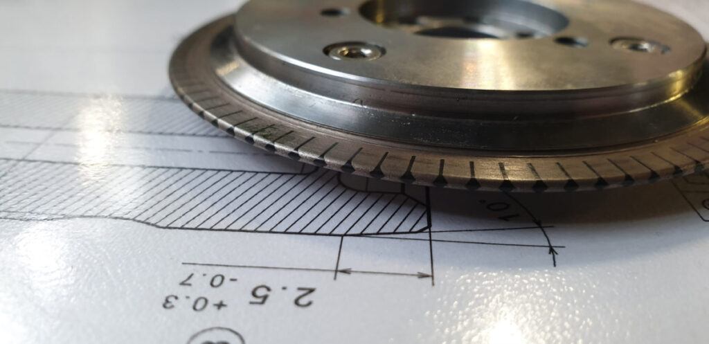 Die Norton Winter DDSplus-Lösung war in kurzer Zeit verfügbar. Der Kunde konnte den Verschleiß am Abrichter erheblich reduzieren und die Anzahl der Teile pro Abrichter um 80 Prozent steigern.