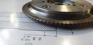 Die Norton Winter DDSplus-Lösung war in kurzer Zeit verfügbar. Der Kunde konnte den Verschleiß am Abrichter erheblich reduzieren und die Anzahl der Teile pro Abrichter um 80 Prozent steigern.