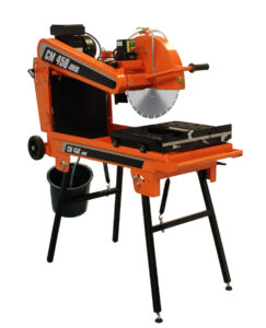 Die elektrische Norton Clipper CM450 Junior Keilriemensäge hat unter anderem ein intelligentes Wassermanagementsystem, bei dem der Schneidschlamm von der Wasserpumpe getrennt wird, was ihre Lebensdauer deutlich steigert.