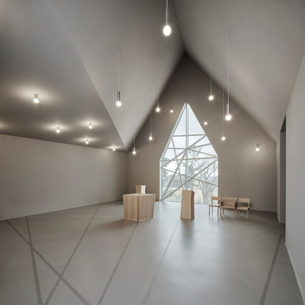 Blickfang Fußboden in der Urbarer Kapelle: Die homogene, matte Oberfläche mit den eingefrästen Lebenslinien passt perfekt zum modernen Design des Gebäudes. (© Norbert Miguletz Fotografie)