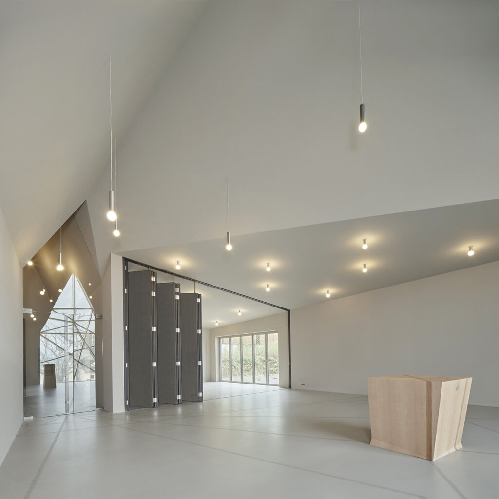 Dank TK6 NanoCoat von Seelbach international konnten die Experten von zebo Fußbodenbau den natürlichen Charakter des Designestrichs erhalten und dabei einer hervorragenden Oberflächenschutz schaffen.
(© Norbert Miguletz Fotografie)