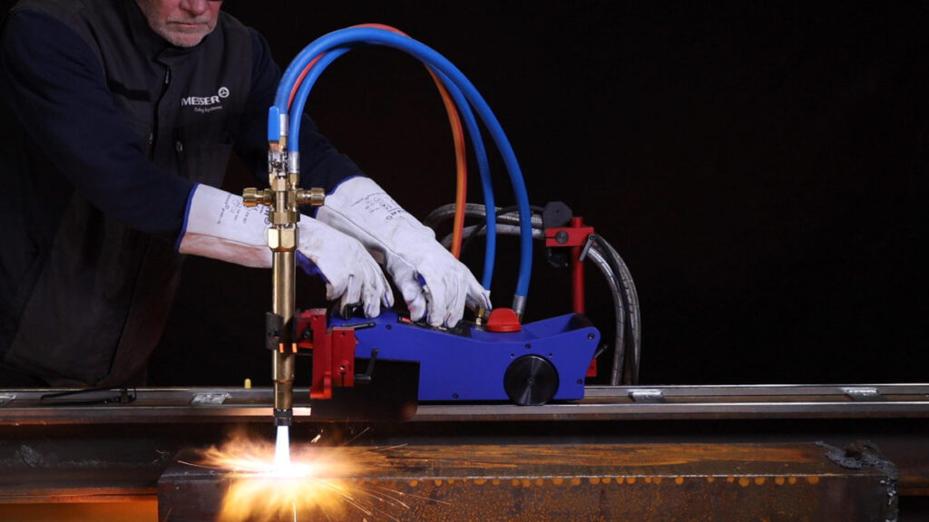 Mit der Secator 2, die neue portable und flexible Hand-schneidemaschine von Mes-ser Cutting Systems, ist Au-togen- und Plasmaschneiden sowie MIG/MAG-Schweißen möglich.