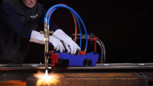 Mit der Secator 2, die neue portable und flexible Hand-schneidemaschine von Mes-ser Cutting Systems, ist Au-togen- und Plasmaschneiden sowie MIG/MAG-Schweißen möglich.