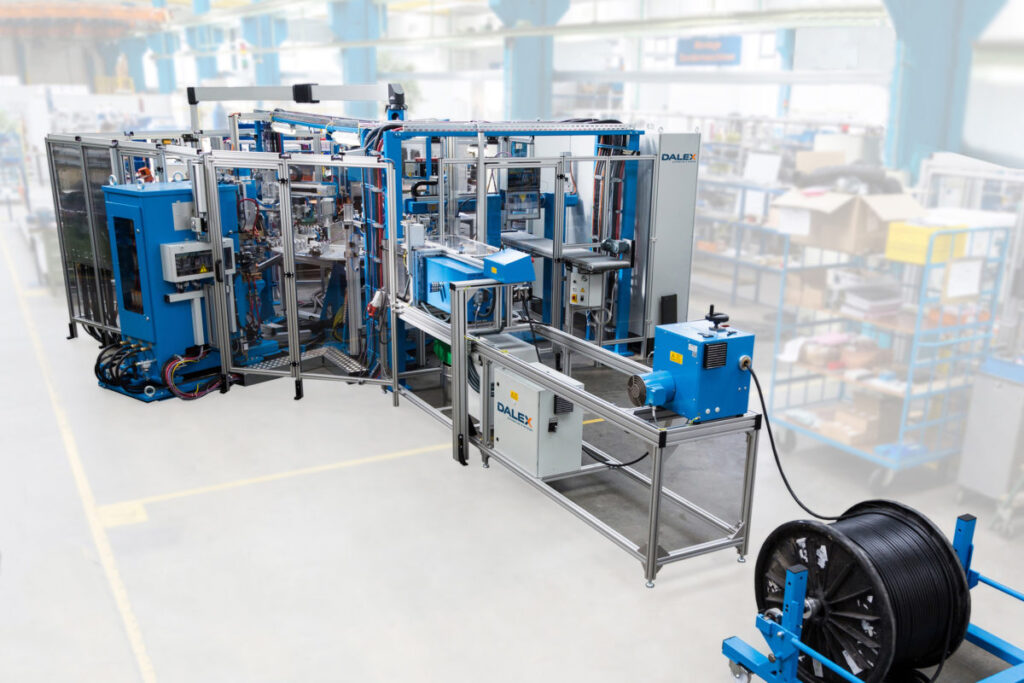 Die vollautomatisierte Drehtischanlage für die Kabelkonfektionierung von DALEX übernimmt alle Aufgaben von der Kabelzuführung über Mess-, Abläng- und Abisolierprozesse, Zuführen der Aderendkontakte bis hin zum beidseitigen An-schweißen der Kontakte und Ausschleusung der Fertigprodukte.