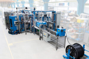 Die vollautomatisierte Drehtischanlage für die Kabelkonfektionierung von DALEX übernimmt alle Aufgaben von der Kabelzuführung über Mess-, Abläng- und Abisolierprozesse, Zuführen der Aderendkontakte bis hin zum beidseitigen An-schweißen der Kontakte und Ausschleusung der Fertigprodukte.