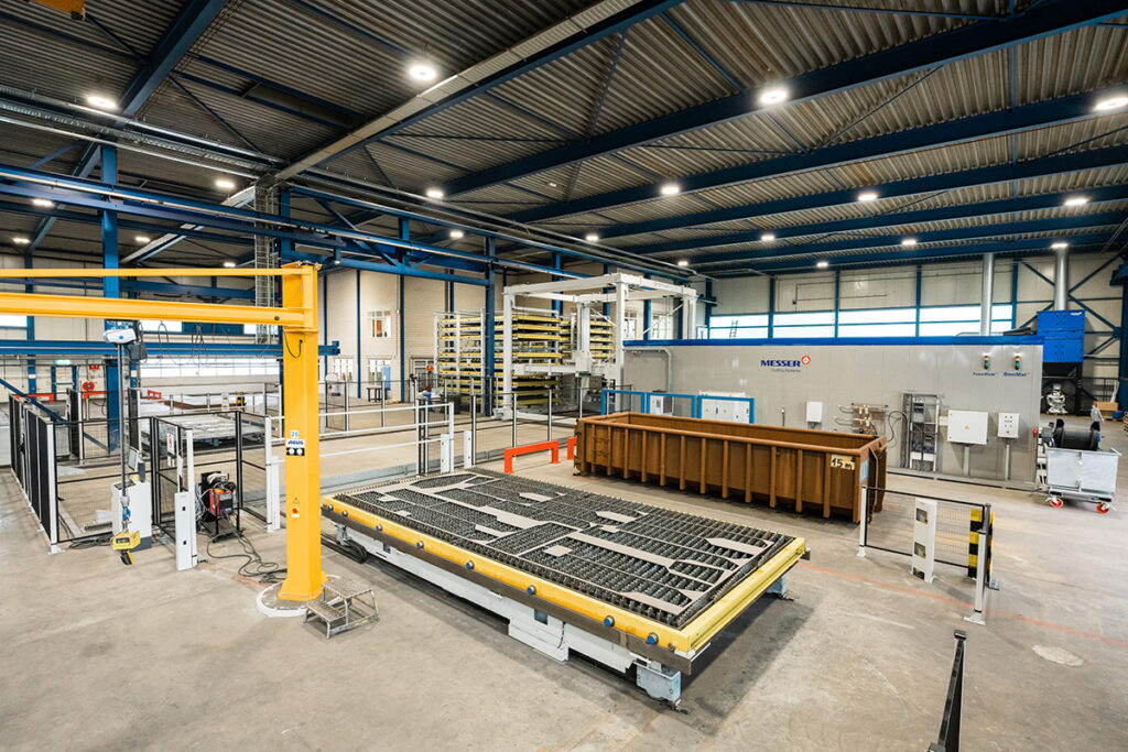 „Solutions Beyond Machi-nes“ bei Joop van Zanten (Niederlande) mit Messer Cut-ting Systems PowerBlade mit Faserlaser-Technologie und OmniMat mit Plasma-Fasenschneiden, OmniFab-Digitalisierungslösung, 
OmniWin CAD/CAM-Software, Material Handling System.