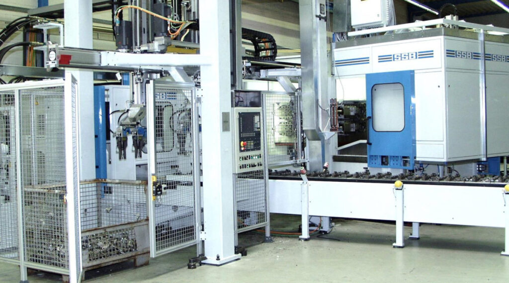 Der SSB-Maschinenbau Rundtakter mit Doppelspindel sowie automatischem Be- und Entlade-Handlingsystem zur Bearbeitung von Gabellaschen bzw. Kettengliedern.