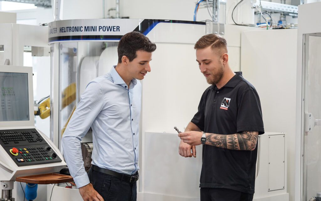 Prokurist Martin Seifriz (links) arbeitet eng mit der Nachreiner-Werkzeugentwicklung zusammen.