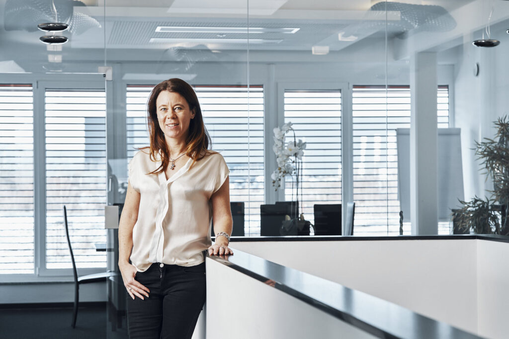 Geschäftsführerin Sandra Hallas kümmert sich um alle Belange der Azubis.