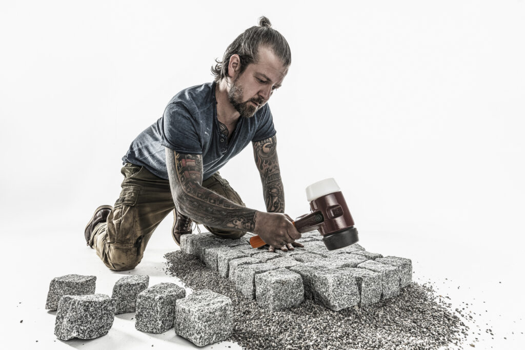 Der neue Stiel des SIMPLEX-Schonhammers wurde mit seiner Länge von 230 mm genau auf Pflasterarbeiten abgestimmt. So müssen Anwender den Stiel nicht mehr eigenhändig kürzen.