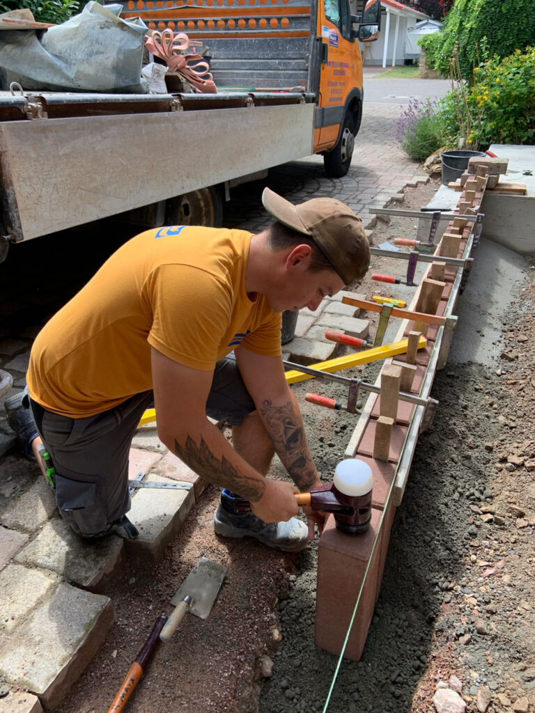 Immer der passende Begleiter im Galabau: Der SIMPLEX-Schonhammer mit kurzem Stiel erleichtert die Arbeit bei zahlreichen Anwendungen.