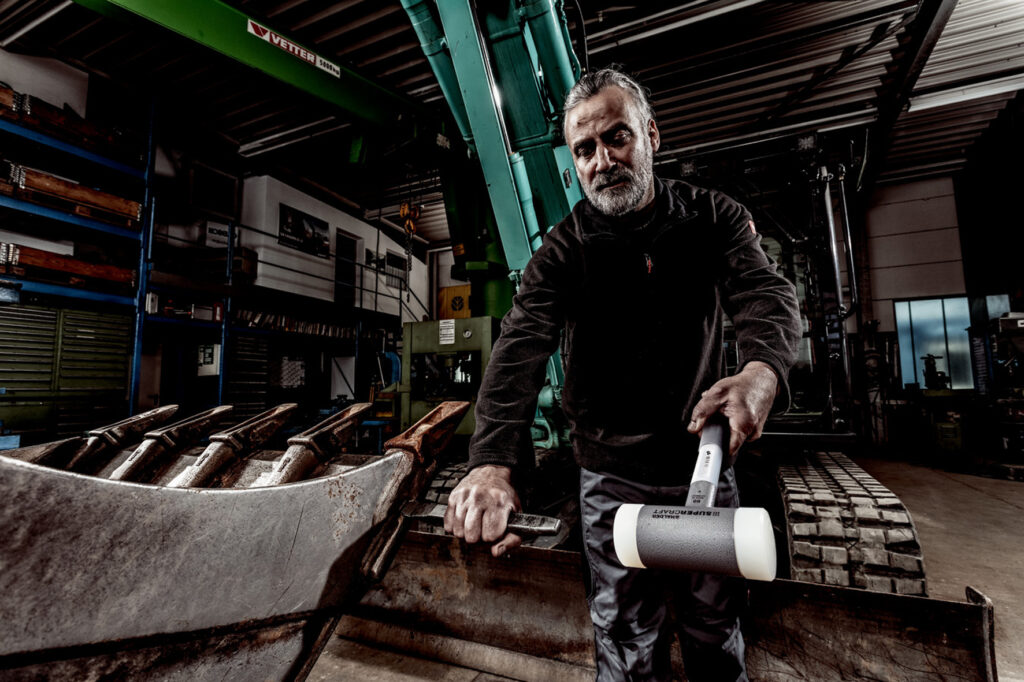 Auch mit öligen Fingern liegt der SUPERCRAFT-Schonhammer mit 3K-Stiel sicher in der Hand.