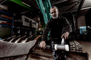 Auch mit öligen Fingern liegt der SUPERCRAFT-Schonhammer mit 3K-Stiel sicher in der Hand.