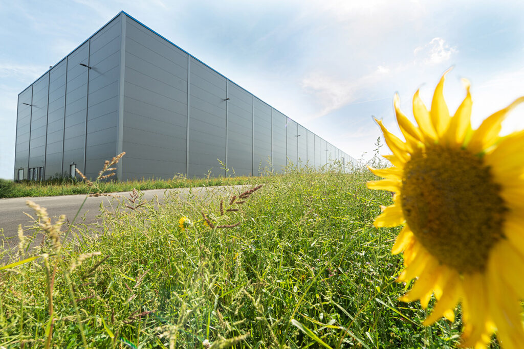 Nachhaltigkeit inklusive: Mit dem Lager erweitert Halder auch seine Photovoltaik- Anlage.