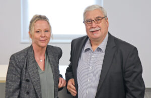 Barbara Hannappel (links) ist neue Geschäftsführerin von KSKOMM. Sie übernimmt das Ruder von Klaus Stukemeier (rechts).