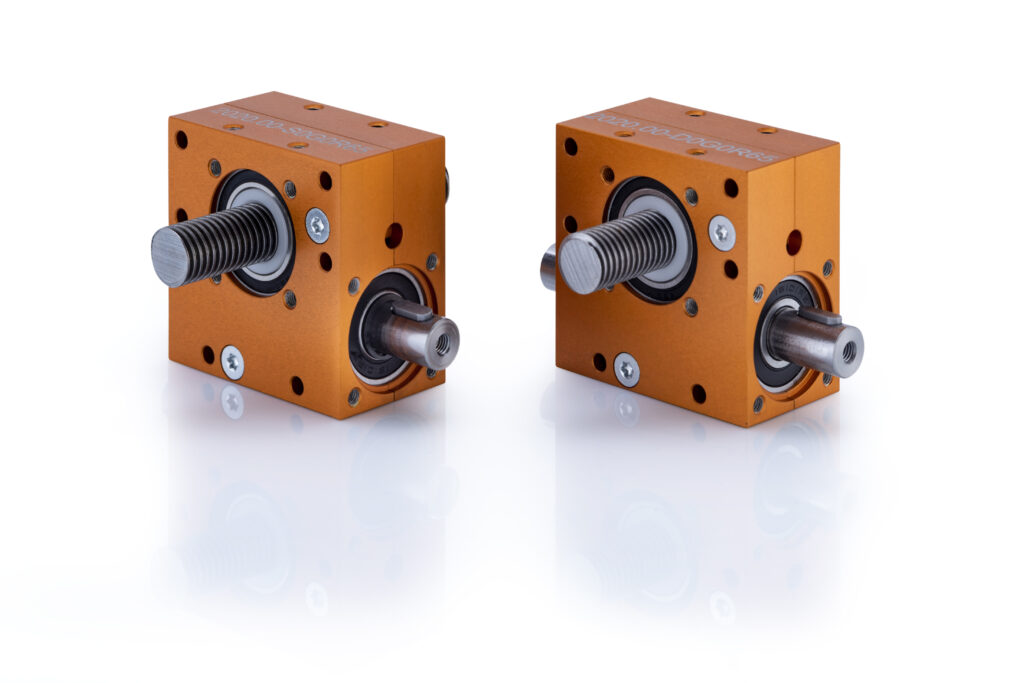 Dank des Baukastensystems können bei Ket-Motion verschiedene Varianten kombiniert werden, zum Beispiel ein Single- (links) oder Doppelantrieb (rechts) kombiniert mit einem Anschluss für Schubspindeln auf der Abtriebsseite.