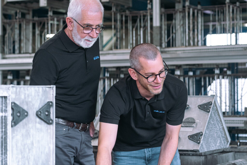 Generationenwechsel bei Büchel: Klaus Schmidt (links) verabschiedet sich in den Ruhestand und überlässt Jonathan Schmidt (rechst) die Geschäftsführung.