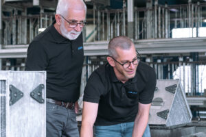 Generationenwechsel bei Büchel: Klaus Schmidt (links) verabschiedet sich in den Ruhestand und überlässt Jonathan Schmidt (rechst) die Geschäftsführung.