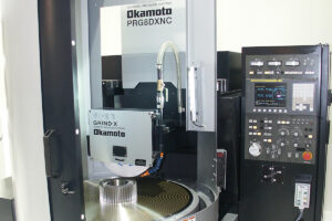 Für ein breites Spektrum an Flachschleifoperationen in der Einzel- und Serienfertigung stellt der Schleifmaschinenhersteller Okamoto Rundtisch-Flachschleifmaschinen der PRG-DXNC-Reihe zur Verfügung.
