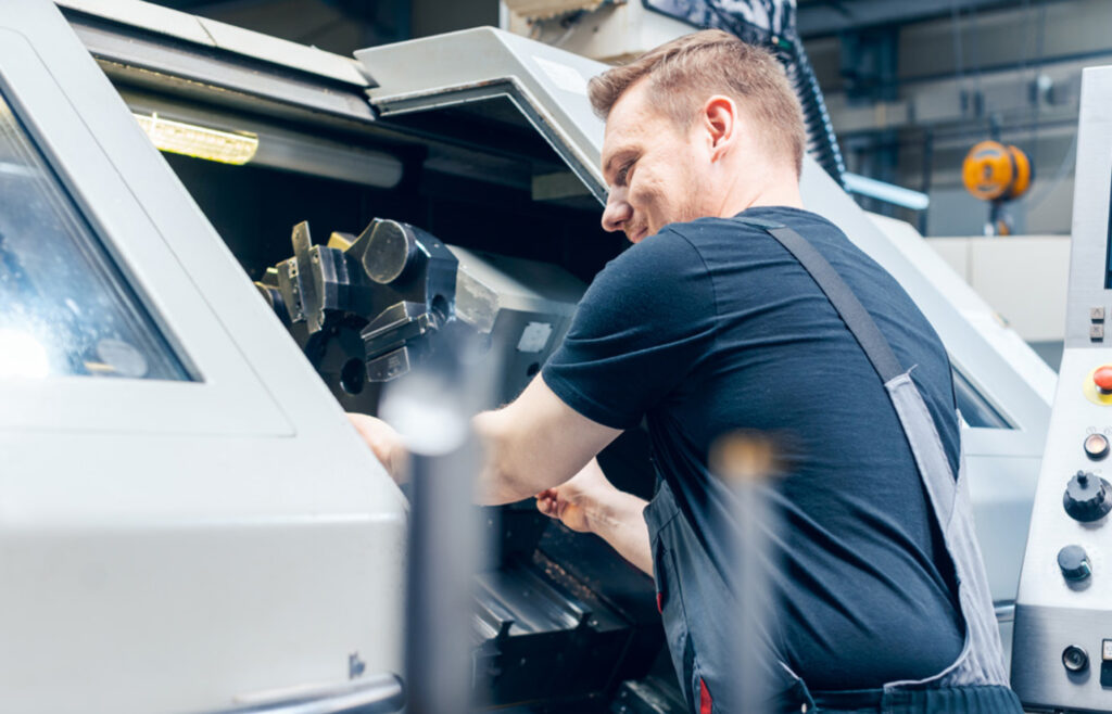 Citizen Machinery Europe GmbH aus Esslingen hat mit der CITIZEN ACADEMY eine Umschulungs- und Weiterbildungsinitiative ins Leben gerufen. Dort werden spezielle Kurse angeboten, die einen Wechsel in andere Metallbau-Berufe oder generell einen Eintritt in die Branche ermöglichen. Foto: Adobe Stock_Kzenon_338584171