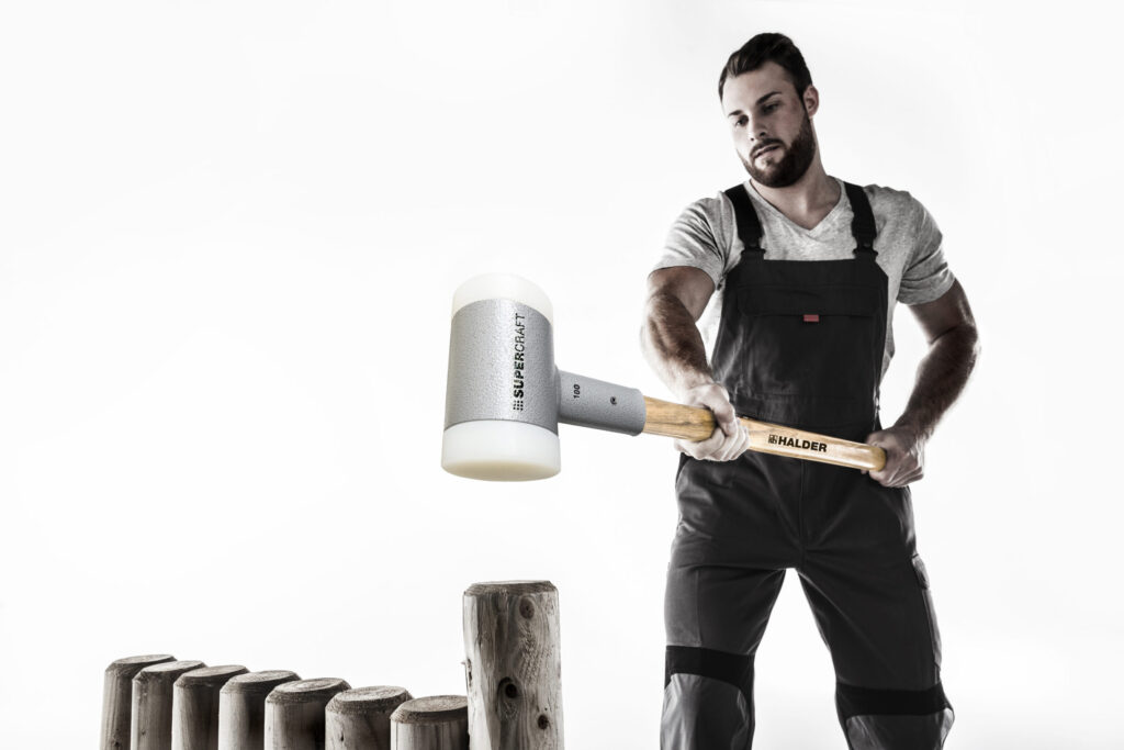 Ein stabiler, ergonomisch geformter Hickorystiel, verschließfeste Schlageinsätze aus Spezial-Nylon und ein hochwertiges Kopfrohr gefüllt mit Stahlschrot und Stielschutzhülse: Der Schlegel bietet die perfekte Kombination für hohe Schlagkraft, gelenkschonende Arbeit und maximalen Materialschutz.