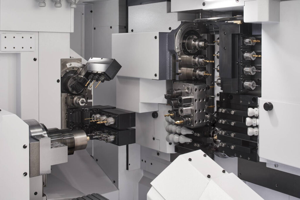 Cincom D25: Mit bis zu 59 Werkzeugen zerspanen.