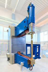 Um die Schweißung der überdimensionalen Teile zu realisieren, platzierte DALEX die Maschine trotz der beachtlichen Höhe von 3,5 m zusätzlich auf einen 1,5 m hohen Sockel.