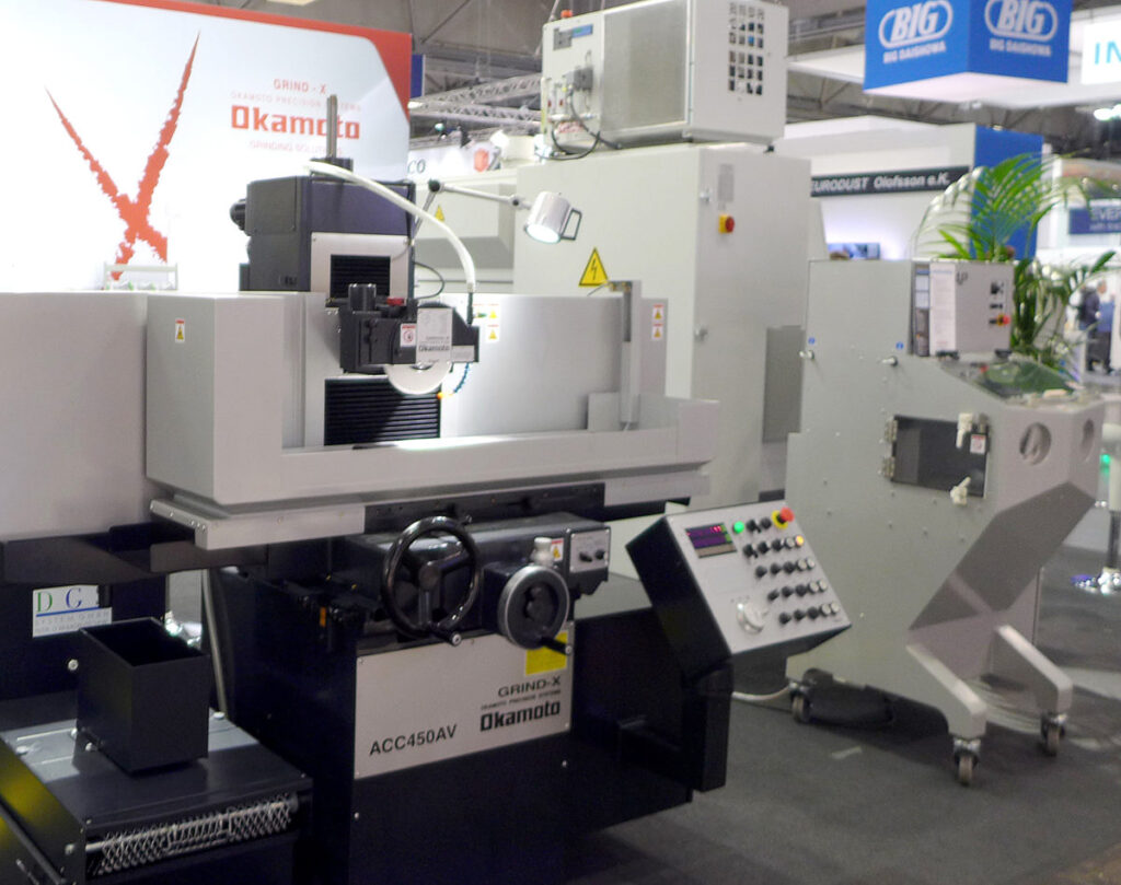 Die Flachschleifmaschine ACC450AV ist für das Schleifen kleiner Bauteile etwa im Werkzeug- und Formenbau konzipiert.