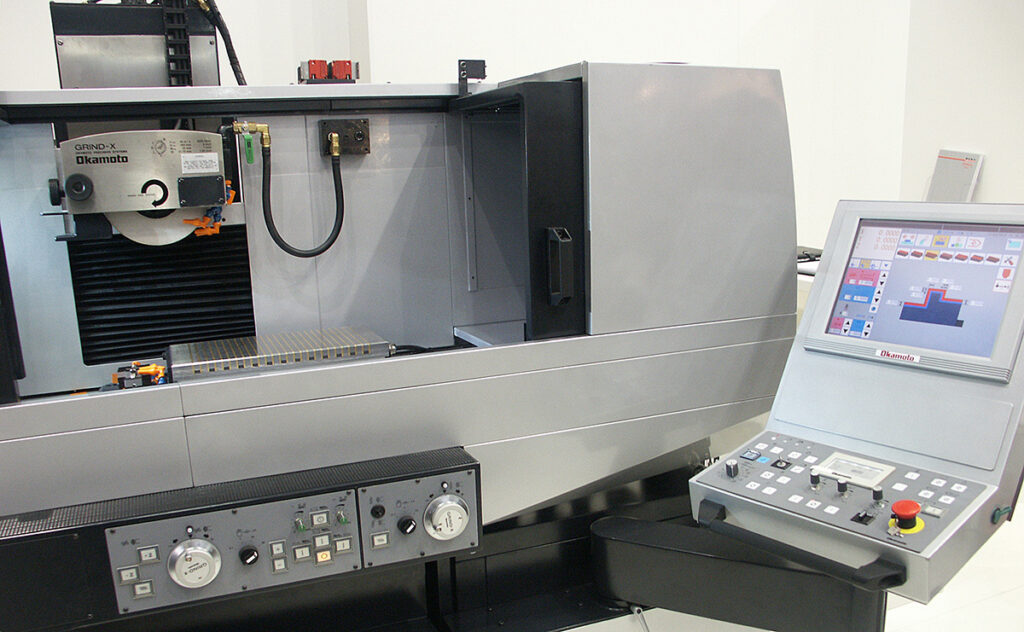 Mit der CNC-Flach- und Profilschleifmaschine ACC42-SAiQ in Kreuztischbauweise und mit CNC-Steuerung hat der Schleifmaschinenhersteller Okamoto eine leistungsfähige und kompakte Maschinenlösung für den flexiblen, universellen Einsatz im Werkzeug- und Formenbau sowie zur Serienfertigung im Programm.