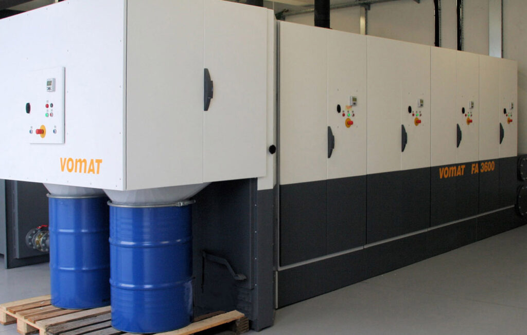 VOMAT Filteranlagen können während der Wertstoffentsorgung weiterlaufen. Die geschieht direkt in einen geeigneten Transportbehälter der Recycling¬firma.