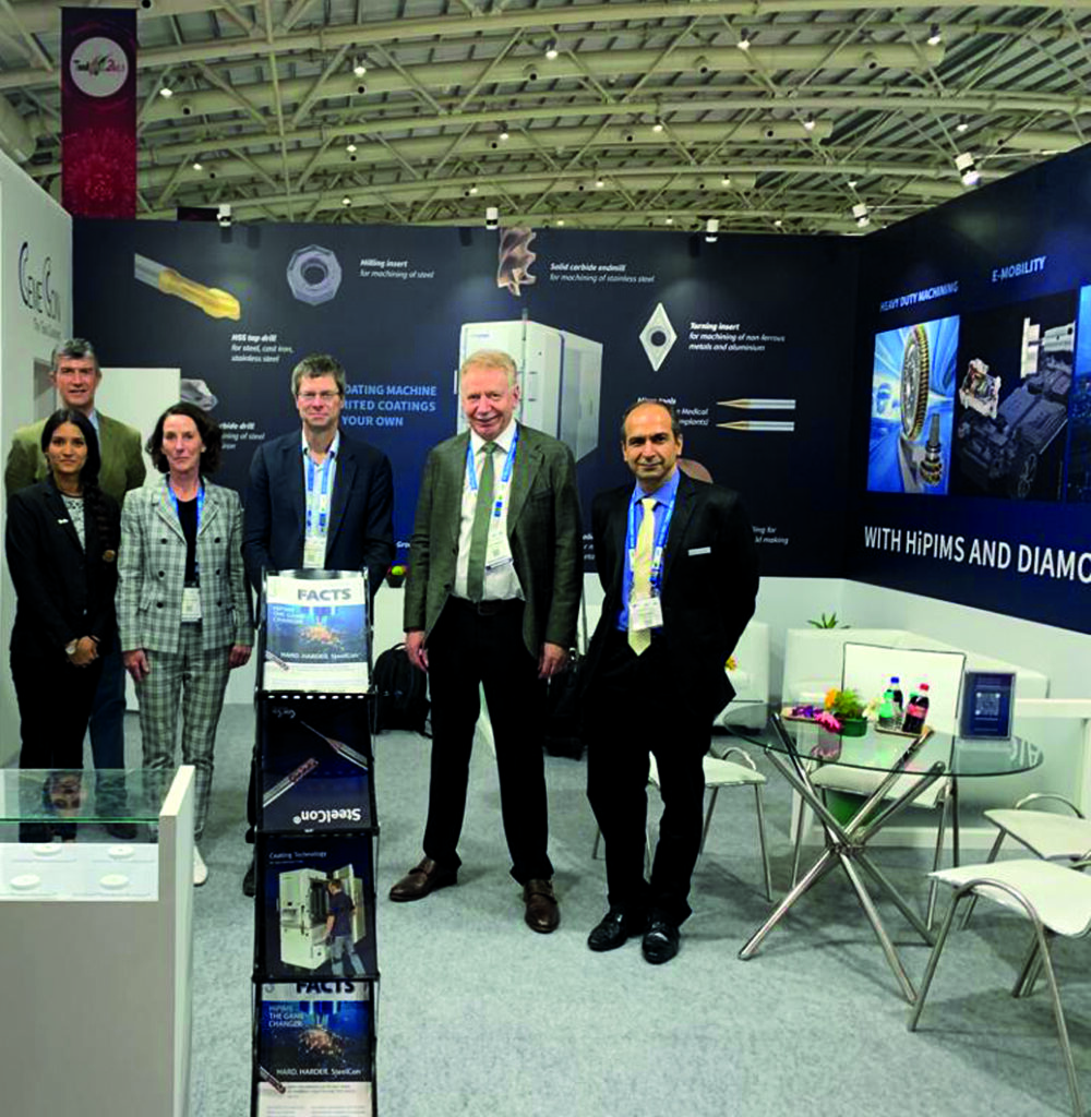 Tatkräftige Unterstützung auf der IMTEX erhielt Manish Adwani (r.) aus Deutschland (v. r.): Dr.-Ing. Toni Leyendecker, CemeCon Aufsichtsratsvorsitzender, Dr.-Ing. Christoph Schiffers, Produkt-Manager Technology bei CemeCon, Dr.-Ing. Beate Hüttermann, CMO von CemeCon, und Christoph Heller, Sales-Manager bei CemeCon.