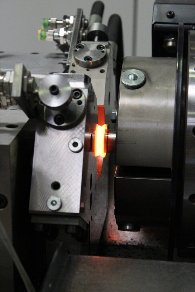 Im Gegensatz zu anderen Fügeverfahren werden beim Reibschweißen Werkstücke nur durch Reibung gegeneinander und Druck verbunden.