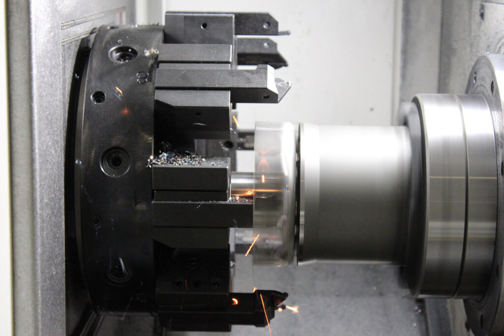 Der Typische Schweißwulst lässt sich einfach und schnell mittels Drehbearbeitung entfernen. 