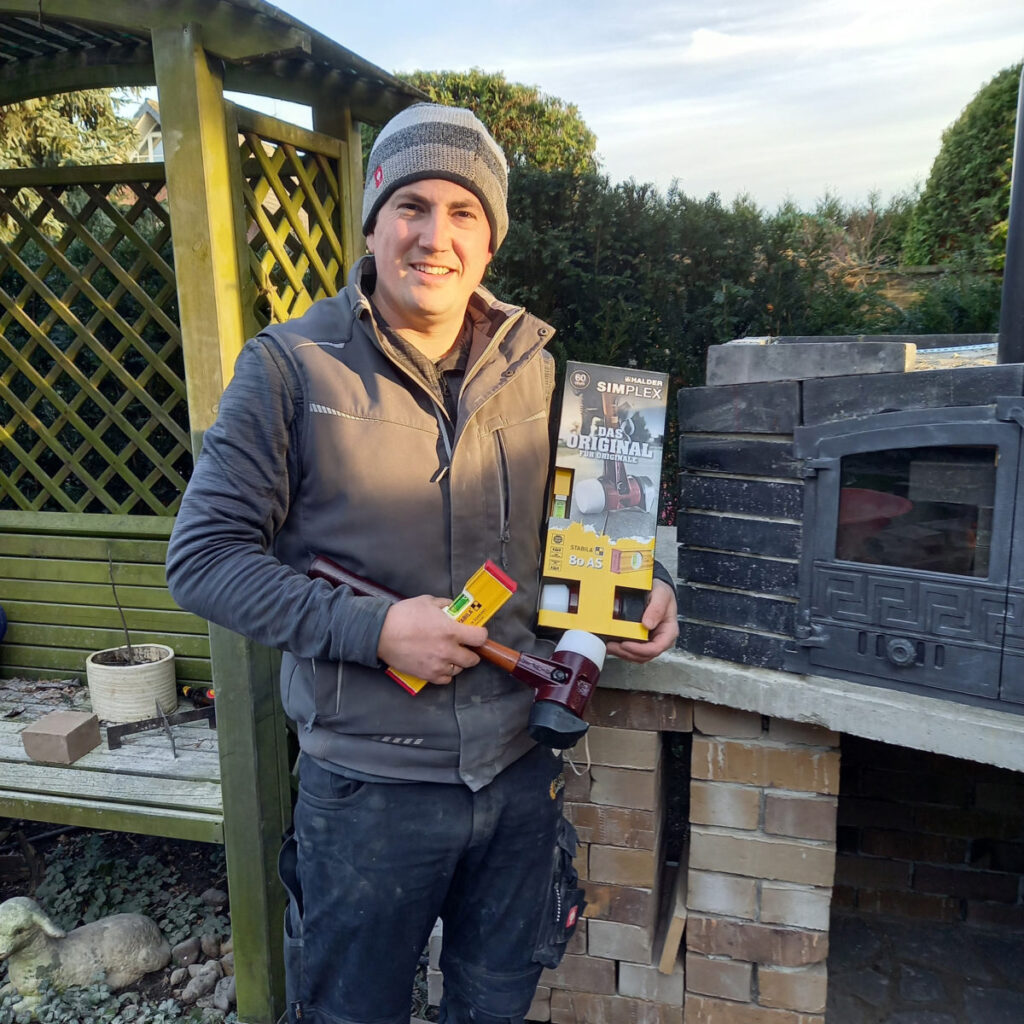 Der selbstständige Meister im Garten- und Landschaftsbau Florian Otto ist voll und ganz überzeugt von den Halder Schonhämmern.
