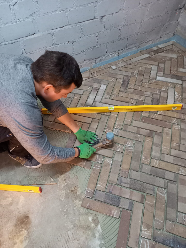 Für die meisten Projekte setzt das Team von Florian Otto den SIMPLEX-Schonhammer mit Einätzen aus Gummikomposition und Superplastik ein. 